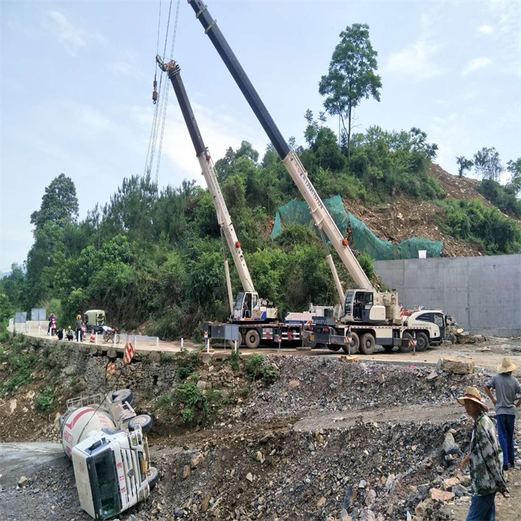 邓州汽车掉沟里叫吊车救援要多少钱
